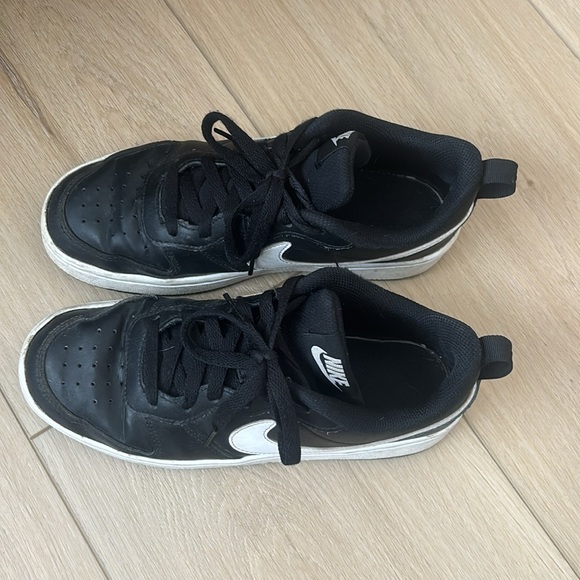 Black Nike boys court shoes - Picture 2 of 5